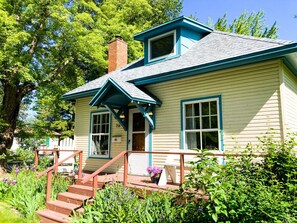 Exterior - DT basecamp w/chef kitchen, yard & dog friendly (Sandpoint)