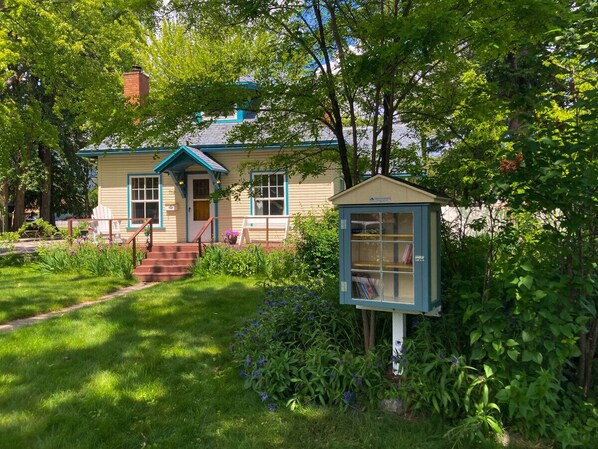 Exterior - DT basecamp w/chef kitchen, yard & dog friendly (Sandpoint)