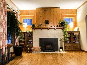 Interior - DT basecamp w/chef kitchen, yard & dog friendly (Sandpoint)