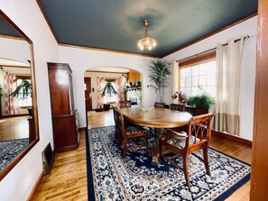 Dining - DT basecamp w/chef kitchen, yard & dog friendly (Sandpoint)