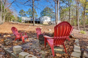Property grounds - Waterfront Lake Hartwell Home w/ Dock & Fire Pit (Hartwell)