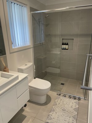 Ensemble douche/baignoire, sèche-cheveux, bidet, serviettes fournies