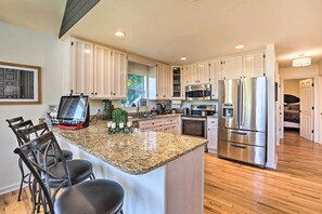 Fridge, microwave, stovetop, dishwasher - Waterfront Lake Martin Home w/ Private Dock & View (Dadeville)