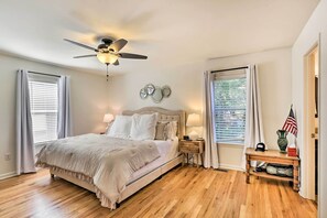 3 bedrooms, iron/ironing board, Internet, bed sheets - Waterfront Lake Martin Home w/ Private Dock & View (Dadeville)