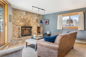 Smart TV y chimenea