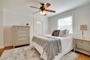 2 bedrooms, desk, internet, bed sheets - Contemporary Athens Home < 2 Miles to UGA! (Athens)