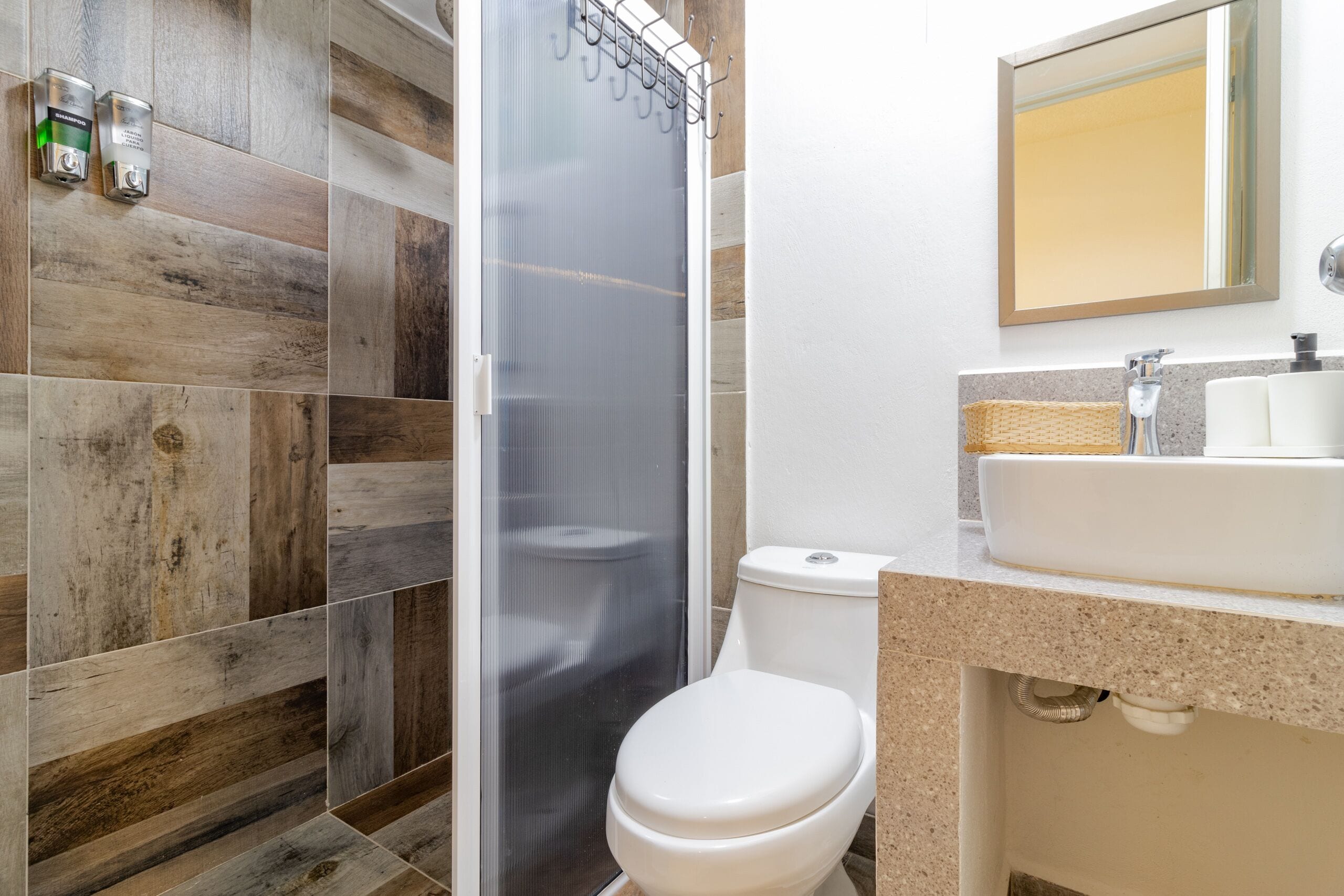 Douche, douche à « effet pluie », serviettes fournies, savon