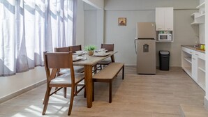 APARTAMENTO III HOME SWEET HOME | 専用キッチン | コーヒー / ティーメーカー、クリーニング用品、ペーパータオル、ダイニングテーブル