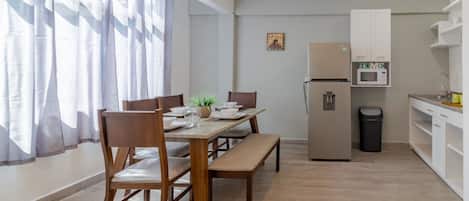 APARTAMENTO III HOME SWEET HOME | Private kitchen | Coffee/tea maker, cleaning supplies, paper towels, dining tables