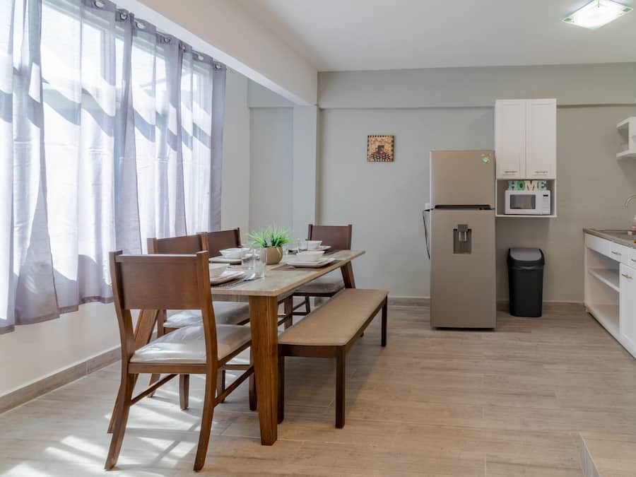 APARTAMENTO III HOME SWEET HOME | Yksityinen keittiö | Kahvin-/teenkeitin, siivousvälineet, talouspaperi, ruokailupöytä