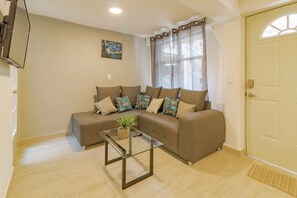 APARTAMENTO I -MINIMALISTA CLASICO | 客厅 | 平板电视、Netflix、流媒体服务