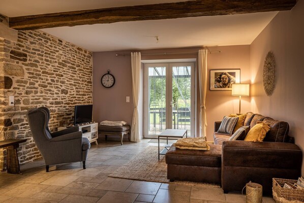 Smart TV, fireplace, books, stereo