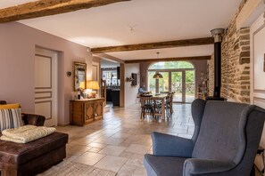 Smart TV, fireplace, books, stereo