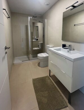 Een douche, een haardroger, handdoeken