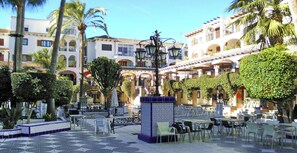 Outdoor dining - Apartment with Large Roof Solarium, Pool, Garden, Barbecue, A/C & Wi-Fi (Orihuela Costa)