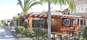 Bar (on property) - Apartment with Large Roof Solarium, Pool, Garden, Barbecue, A/C & Wi-Fi (Orihuela Costa)