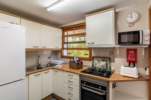 Réfrigérateur, four à micro-ondes, un four, surface de cuisson