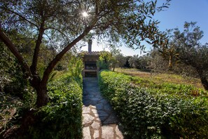 Property grounds - Pet-friendly Holiday Apartment "Tipica Casa di Campagna - Orosei" with Terrace & Shared Garden (Orosei)
