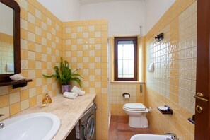 Een douche, een haardroger, handdoeken