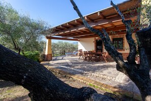 Outdoor dining - Pet-friendly Holiday Apartment "Tipica Casa di Campagna - Orosei" with Terrace & Shared Garden (Orosei)