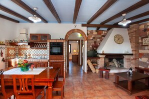 Dining - Pet-friendly Holiday Apartment "Tipica Casa di Campagna - Orosei" with Terrace & Shared Garden (Orosei)