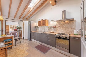 Kylskåp, ugn, spishäll och kaffe- och tebryggare