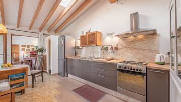 Fridge, oven, stovetop, coffee/tea maker