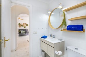 Bathtub, hair dryer, towels - Holiday Apartment Puerto Chico C by Beach with Shared Pool & Wi-Fi (Playa Blanca)