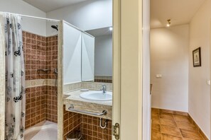 أحواض استحمام، مجففات شعر، مناشف