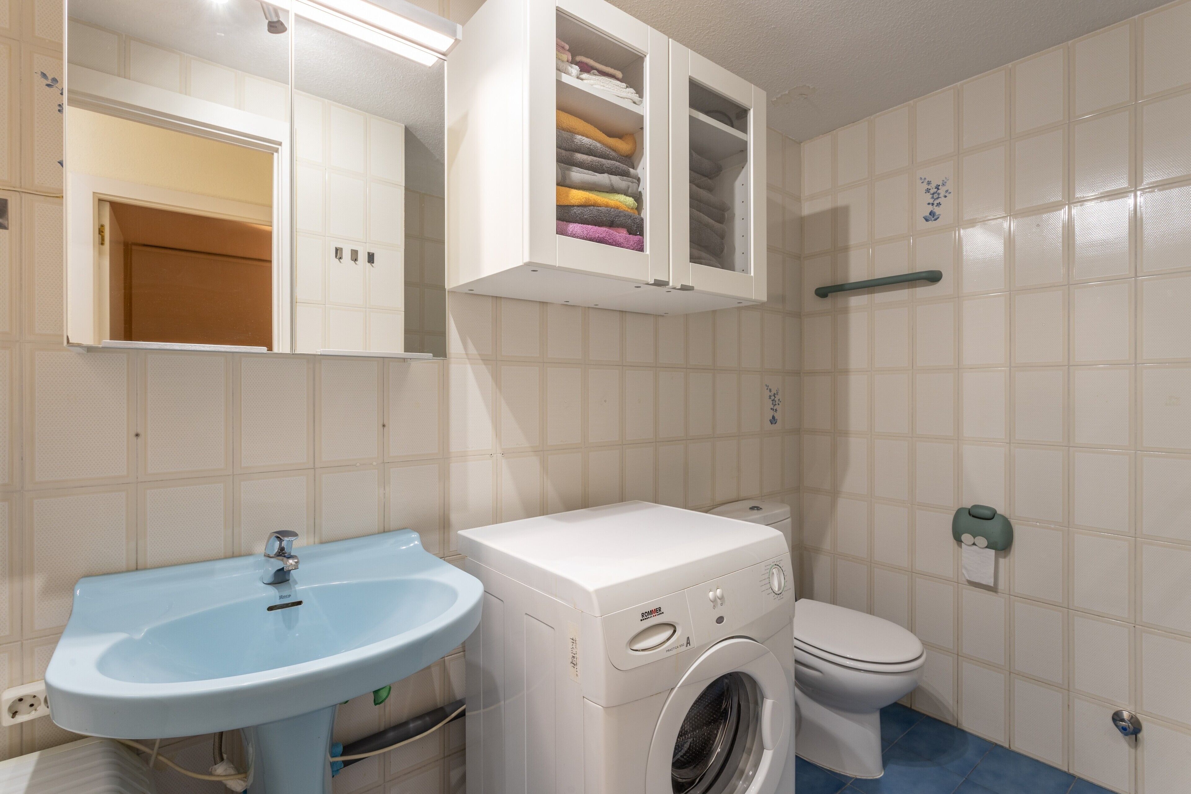 Bathtub, hair dryer, towels