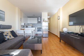 Una televisión, un reproductor de DVD, un reproductor estéreo