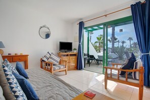 TV - Holiday Apartment "Jardin del Sol 22" close to the Beach with Private Garden & Shared Pool (Playa Blanca)