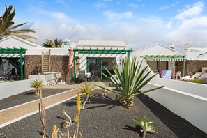 Terrace/patio - Holiday Apartment "Jardin del Sol 22" close to the Beach with Private Garden & Shared Pool (Playa Blanca)