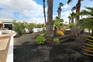 Property grounds - Holiday Apartment "Jardin del Sol 22" close to the Beach with Private Garden & Shared Pool (Playa Blanca)
