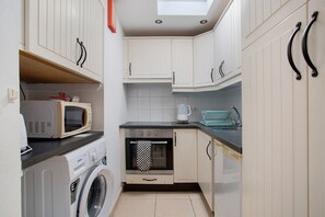 Køleskab, mikrobølgeovn, kogeplade, elkedel