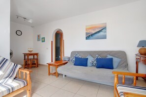 TV - Holiday Apartment "Jardin del Sol 22" close to the Beach with Private Garden & Shared Pool (Playa Blanca)