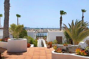 Property grounds - Holiday Apartment "Puerto Chico 5" with Private Garden, Shared Pool & Sea View (Playa Blanca)