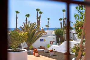 Property grounds - Holiday Apartment "Puerto Chico 5" with Private Garden, Shared Pool & Sea View (Playa Blanca)