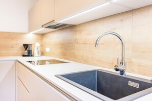 Fridge, oven, stovetop, dishwasher