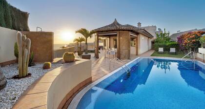 Villa 'Happy Holidays' mit Meerblick, privatem Pool, Garten, Klimaanlage und WLAN