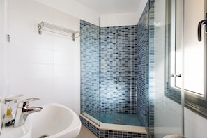 Douche, sèche-cheveux, serviettes fournies