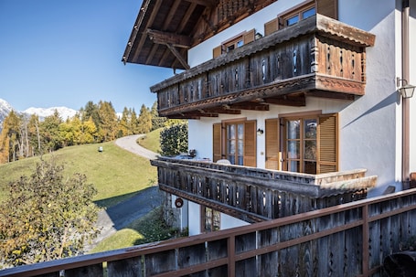 施設の敷地. Hoferhof Apartement 'Bergzauber' with Mountain View, Garden & Wi-Fi