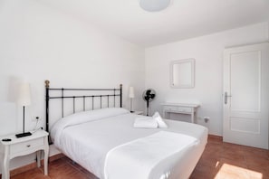 3 slaapkamers, een strijkplank/strijkijzer, gratis wifi, beddengoed