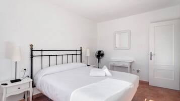 3 bedrooms, iron/ironing board, free WiFi, bed sheets