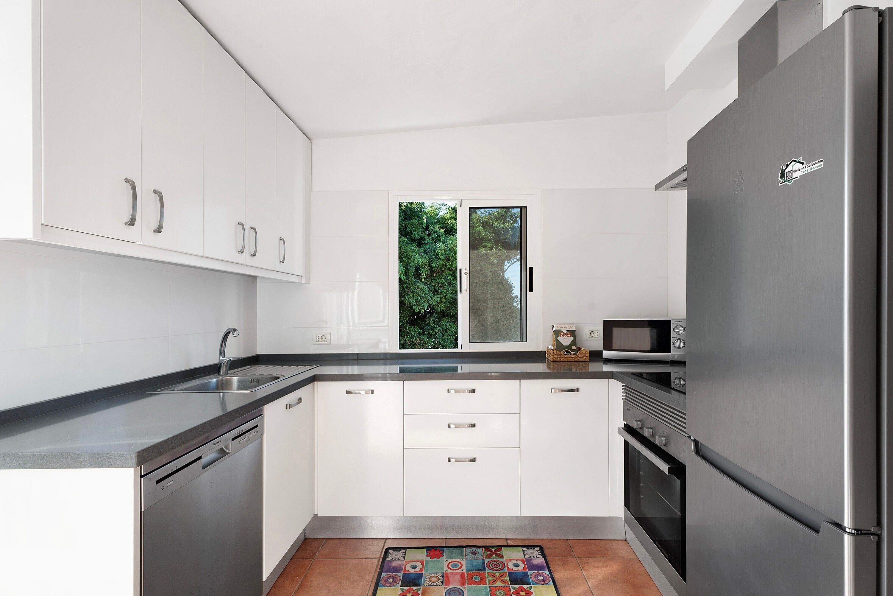 Køleskab, mikrobølgeovn, ovn, kogeplade