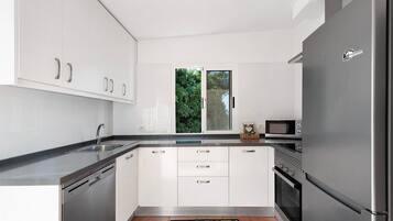 Køleskab, mikrobølgeovn, ovn, kogeplade