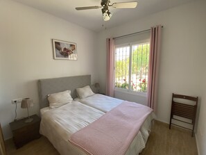 3 slaapkamers, een strijkplank/strijkijzer, gratis wifi, beddengoed