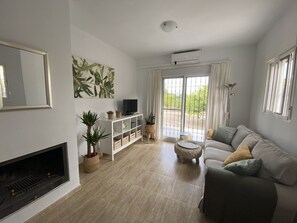 Televisie, een open haard, een dvd-speler en een stereo