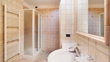 Douche, serviettes fournies