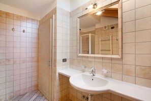 Shower, towels - 'Appartamento 8' with Mountain View, Shared Garden & Wi-Fi (Livigno)